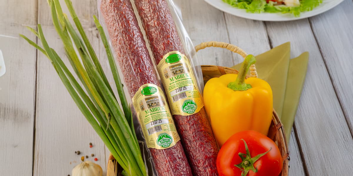 "Hacı Turqay" çiy hisə verilmiş kolbasası ilə mini pizza rollar