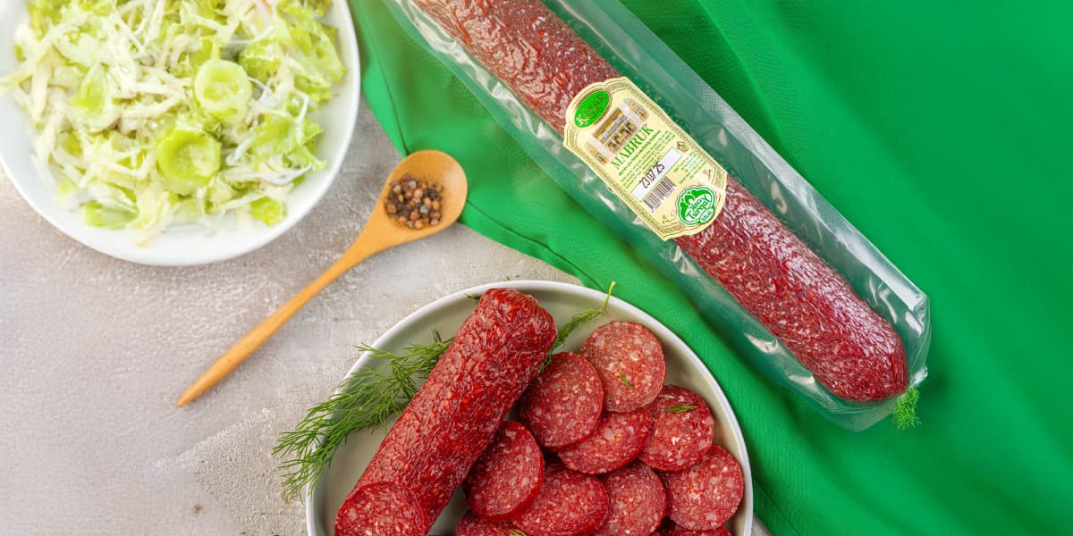 "Hacı Turqay" çiy hisə verilmiş kolbasası ilə soyuq sendviç