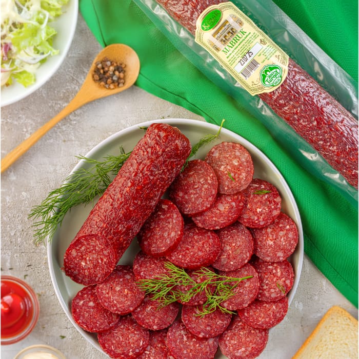 "Hacı Turqay" çiy hisə verilmiş kolbasası ilə soyuq sendviç